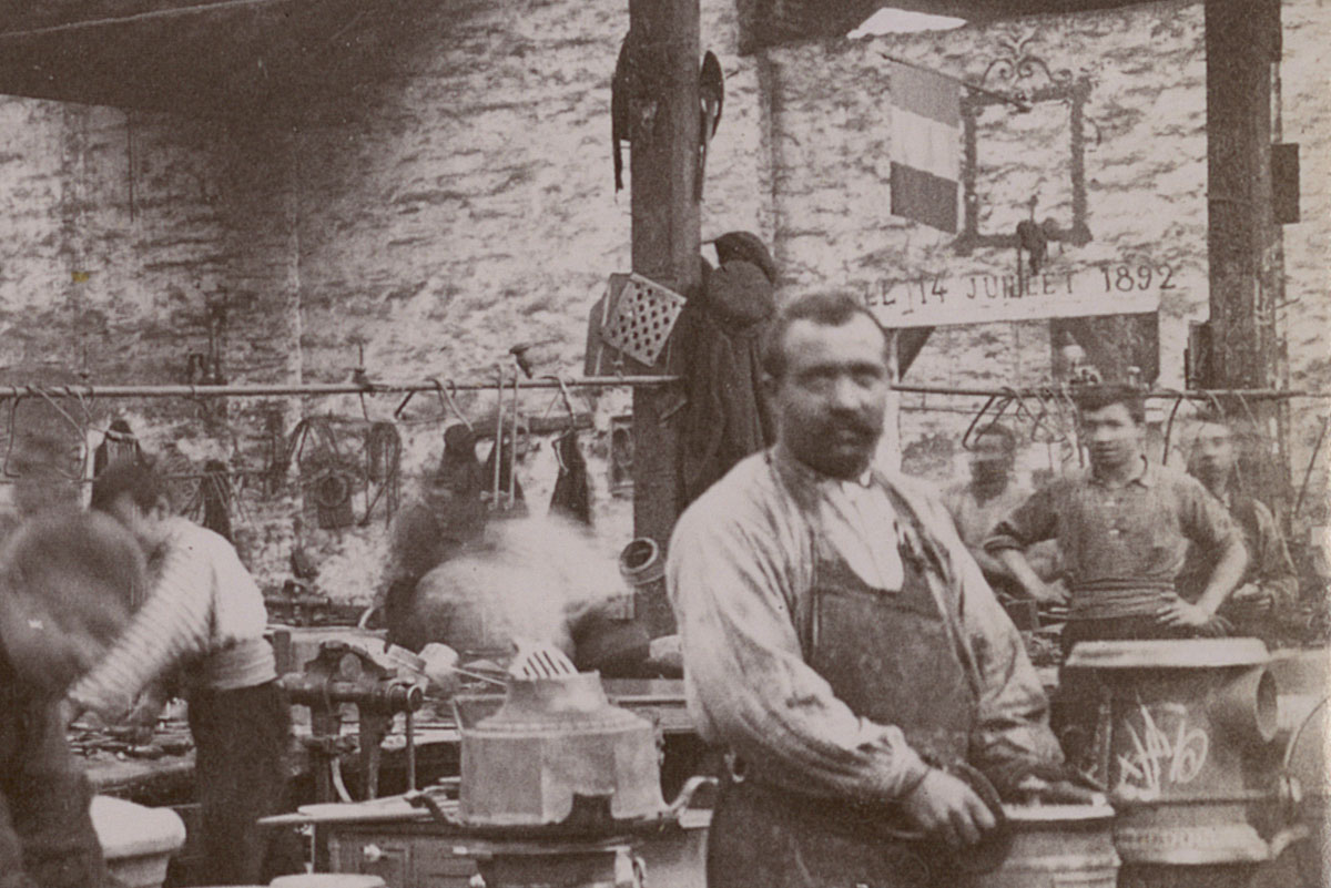 Détail de la photographie montrant des monteurs dans l'usine du Familistère