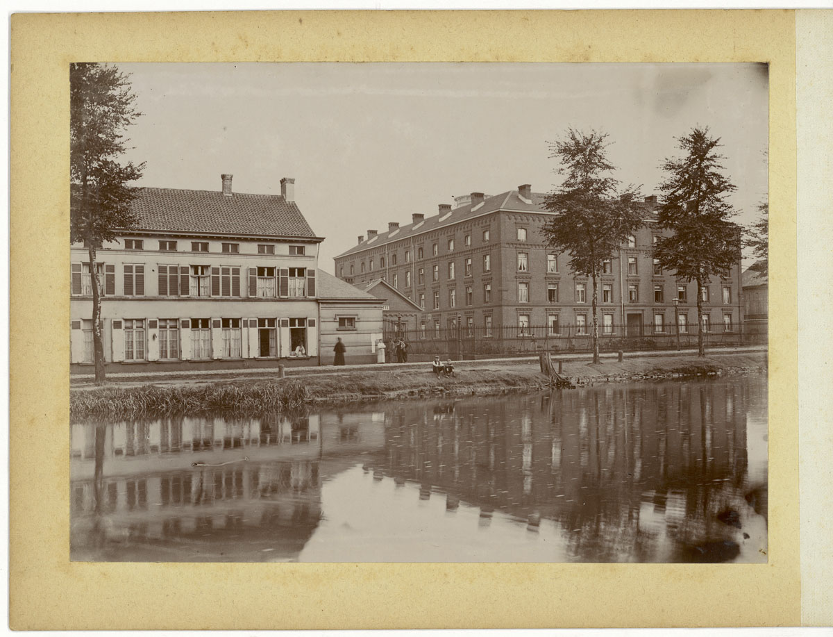 La photographie montre le Familistère de Laeken au bord du canal de Willebroek