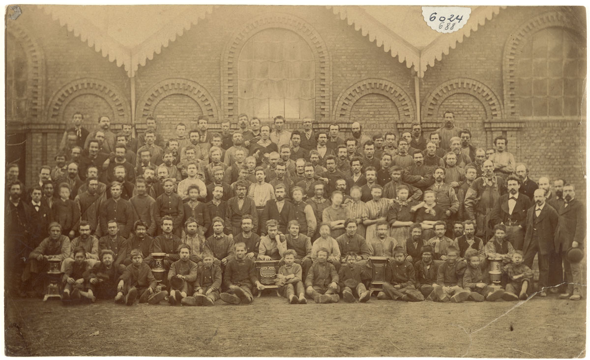 La photographie est un portrait collectif du personnel de l'usine du Familistère