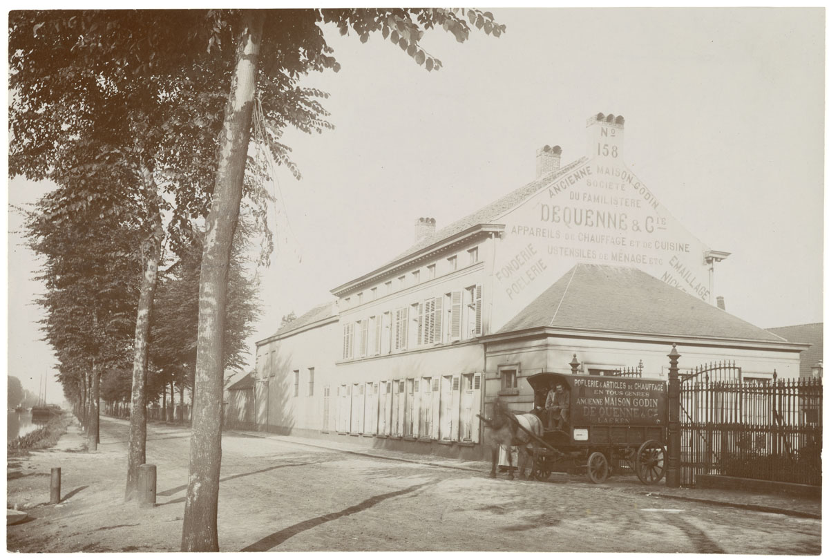 La photographie montre une voiture à cheval de livraison sortant de l'usine du F