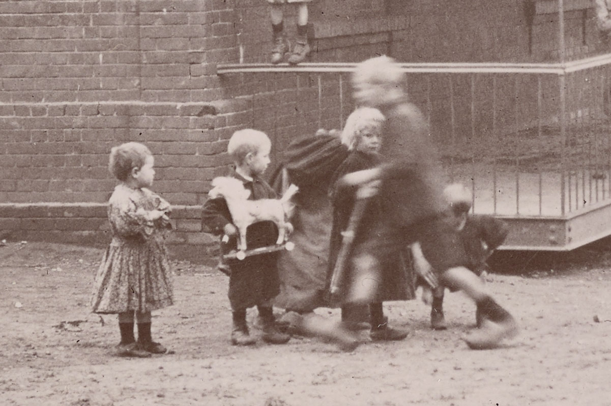 Détail de la photographie des écoles du Familistère