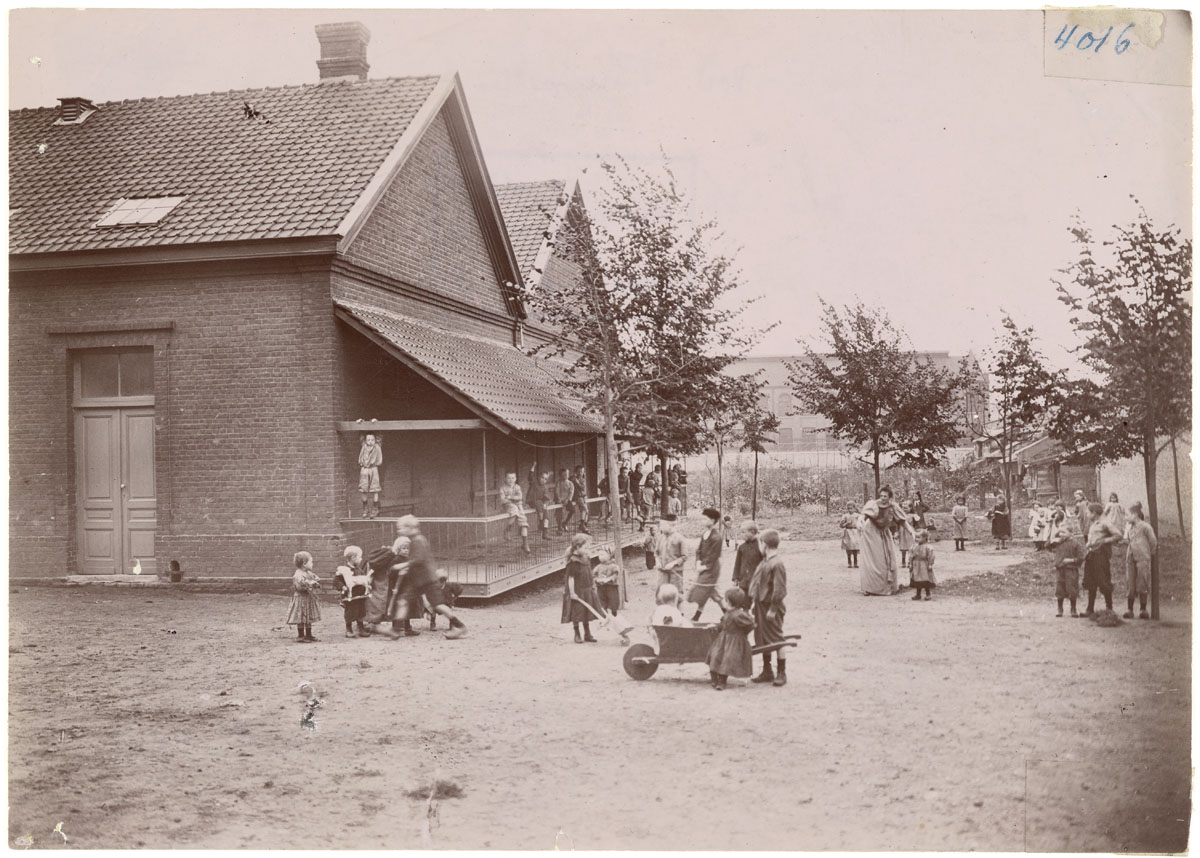 La photographie montre les écoles du Familistère de Laeken