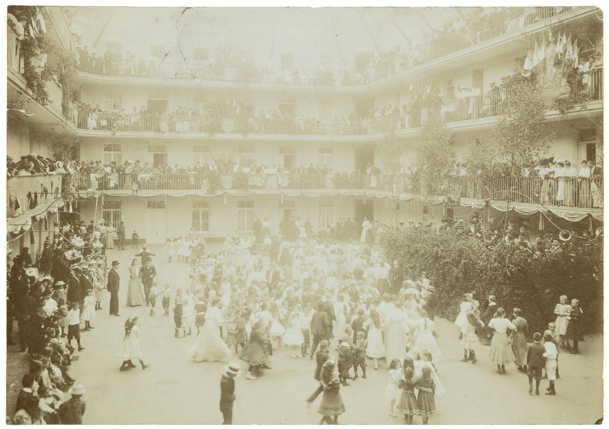 LA photographie représente le bal des enfants dans la cour du pavillon central