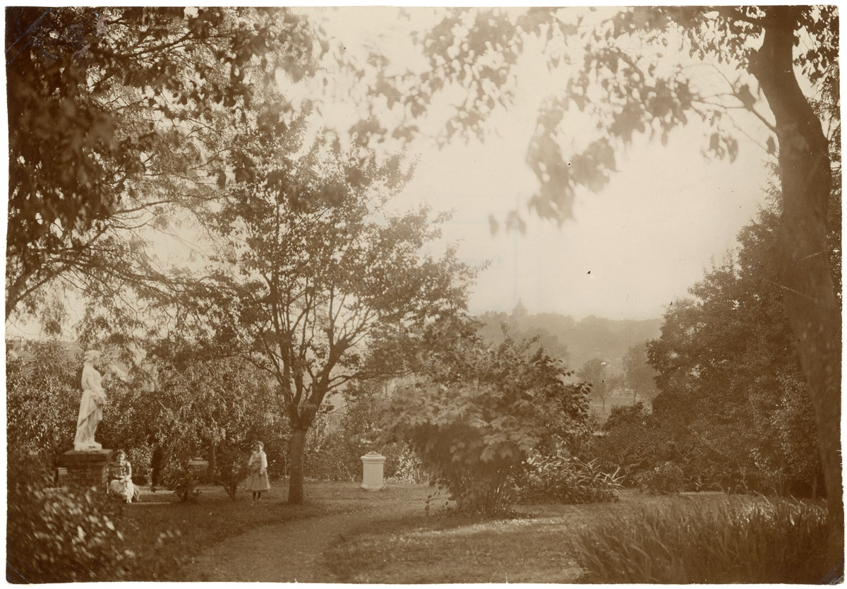 La photographie montre une partie du jardin du Familistère