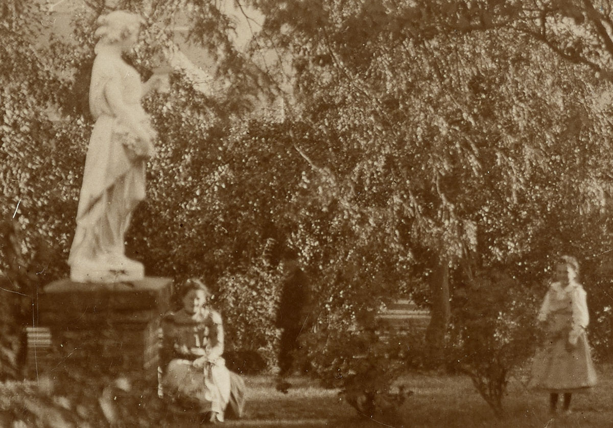 Détail de la photographie du jardin du Familistère avec une statue.