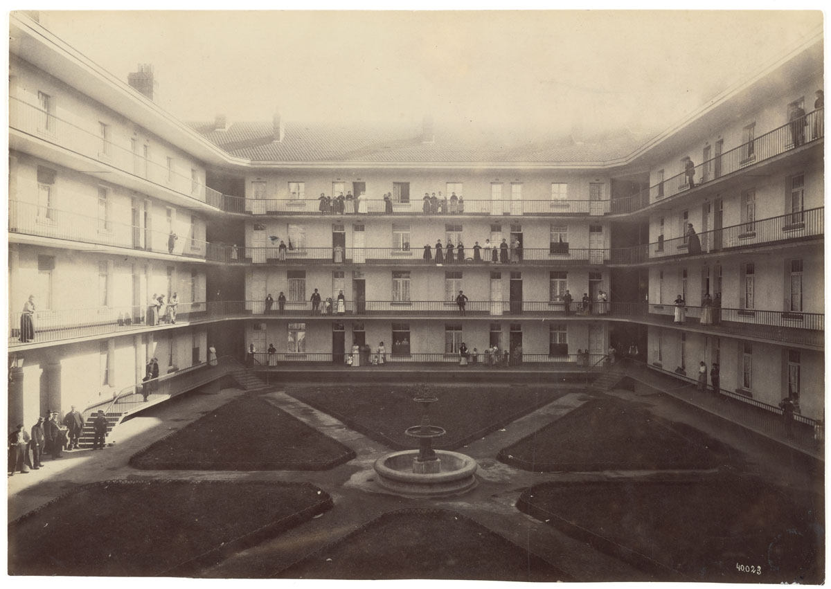 La photographie montre la cour intérieure du pavillon Cambrai.