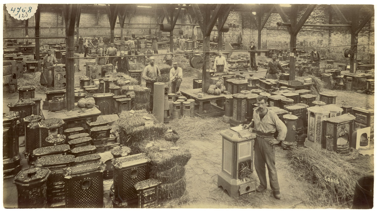 La photographie montre l'intérieur de l'atelier d'emballage.