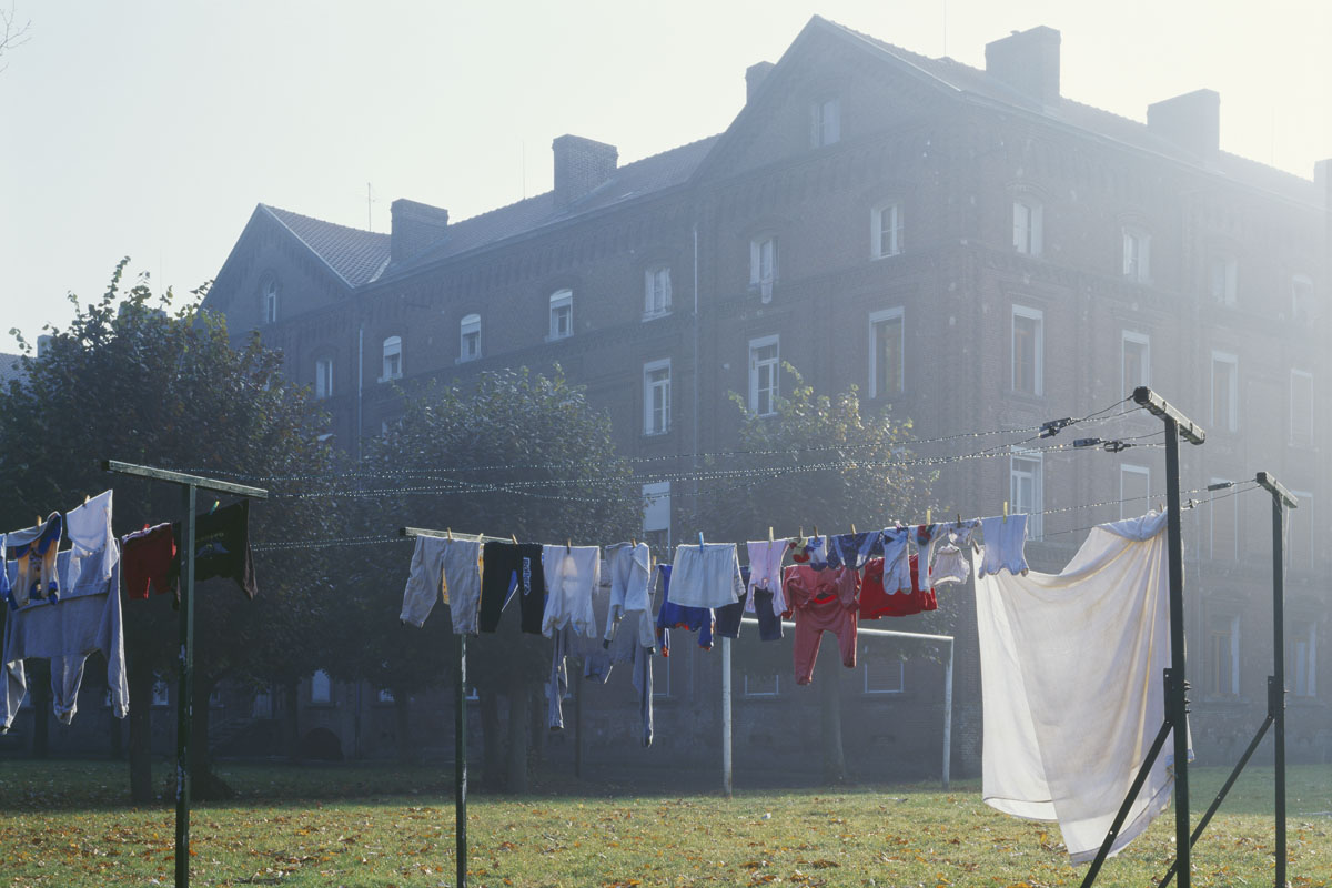 La photographie montre le fil à linge du Palais social.