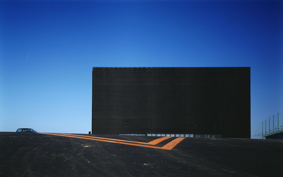 La photographie montre une architecture cubique noire