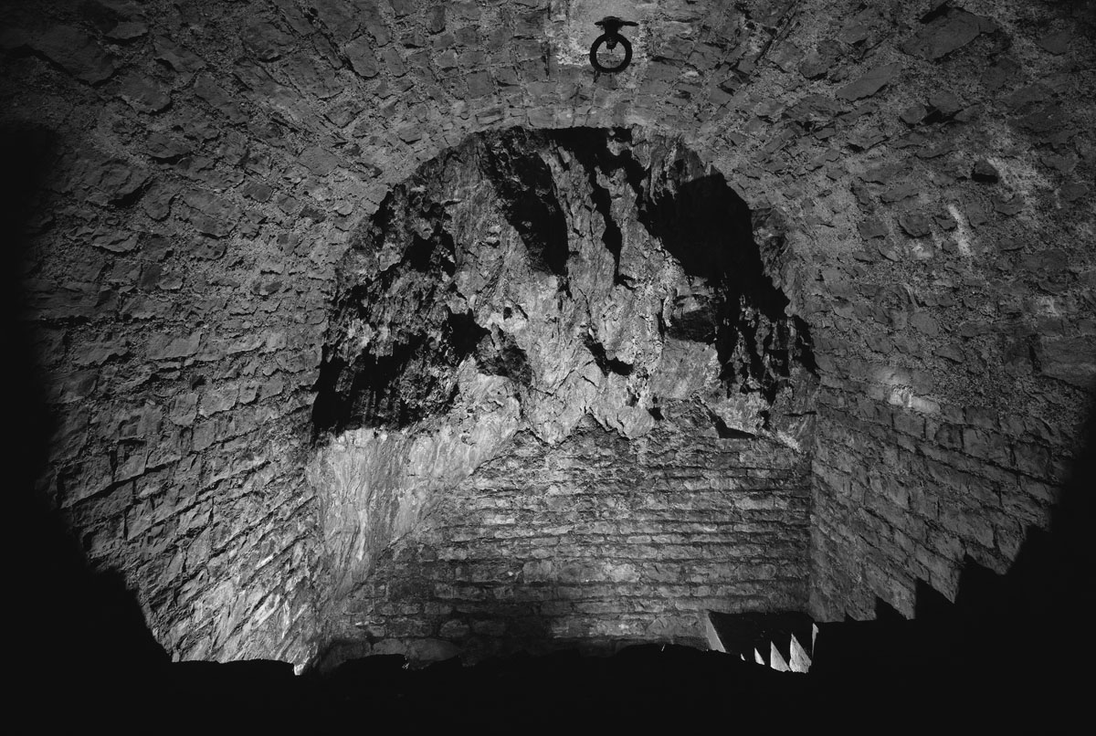 La photographie montre la roche dans l'intérieur du fort.