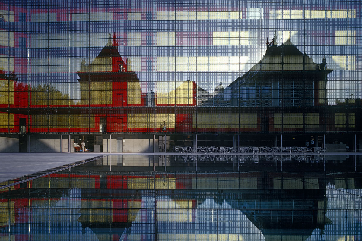 La photographie montrer le reflet d'un bâtiment sur une façade de verre