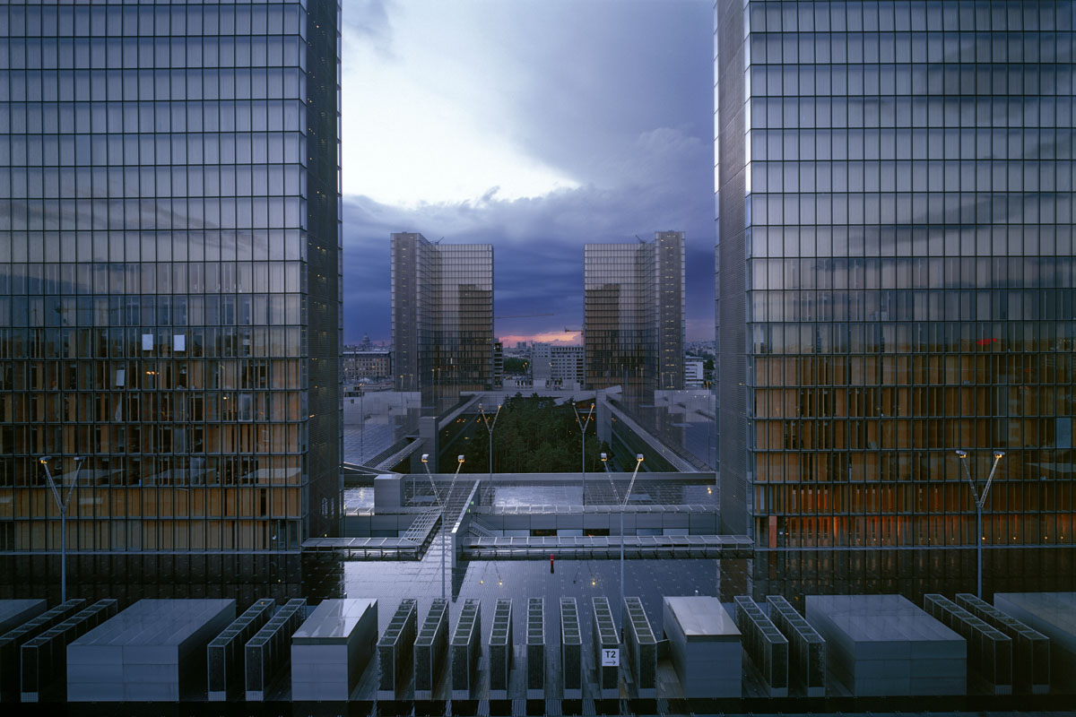 La photographie montre les tours de la Bibliothèque nationale de France.