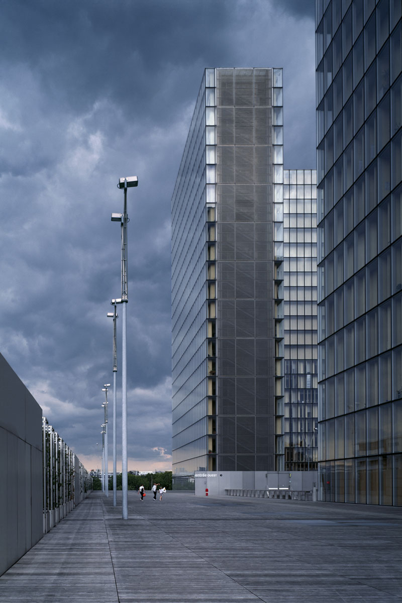 La photographie une partie des tours de la Bibliothèque nationale de France.