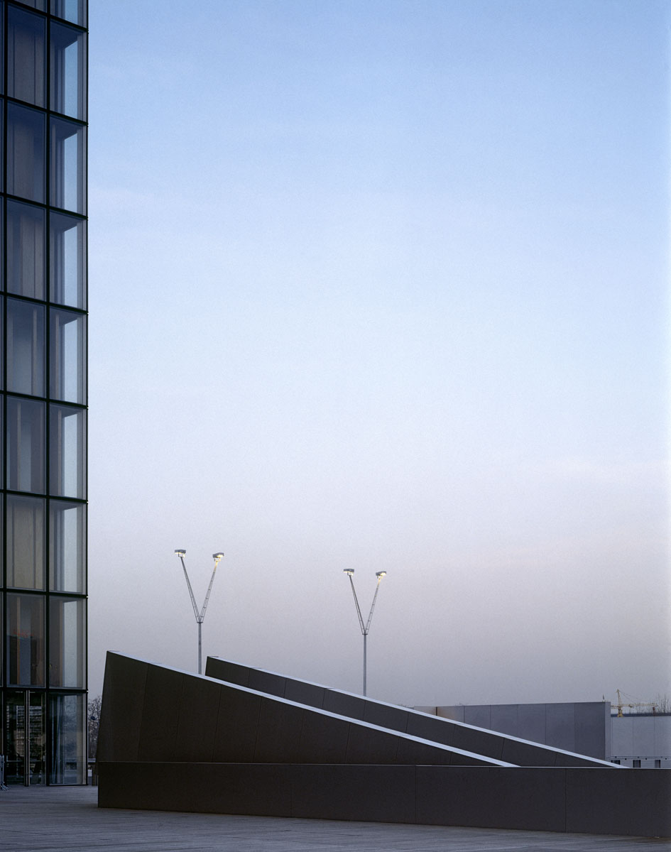 La photographie montre un escalier et une tour de la Bibliothèque nationale de F