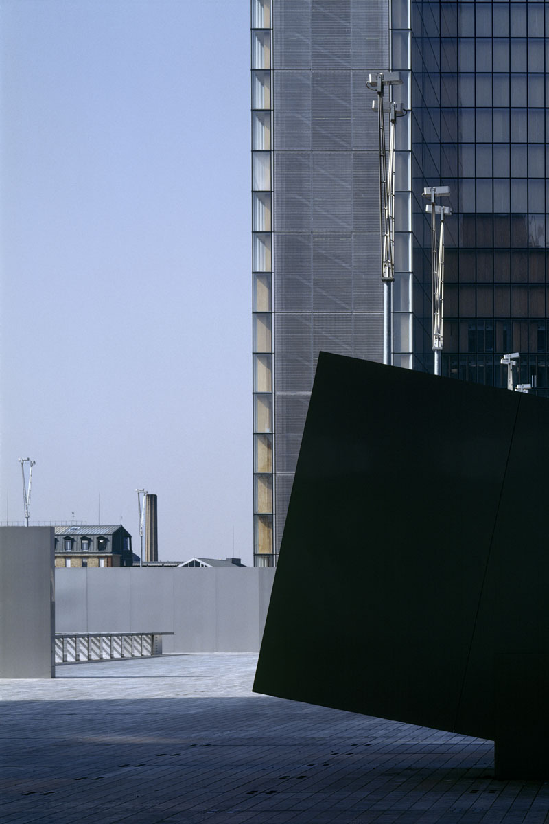 La photographie montre un escalier à l'extérieur de la Bibliothèque nationale de