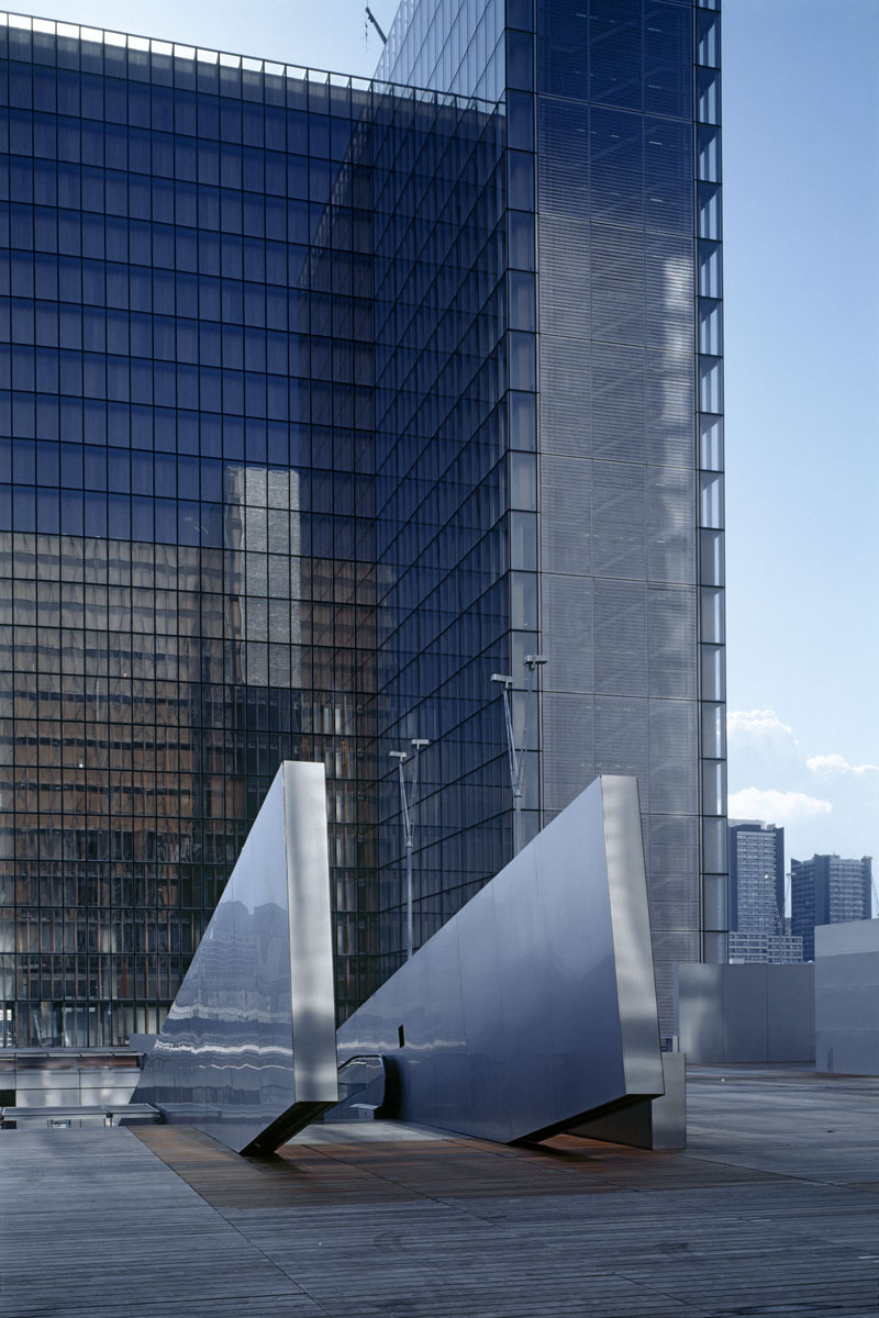 La photographie montre un escalier à l'extérieur de la Bibliothèque nationale de