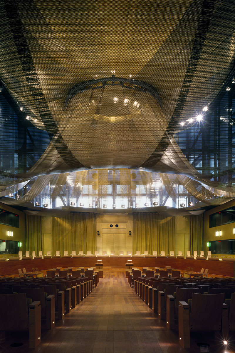 La photographie montre la salle du tribunal de la cour de justice de l'Union eur