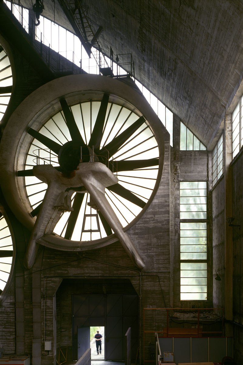 La photographie montre une partie des turbines de la soufflerie.