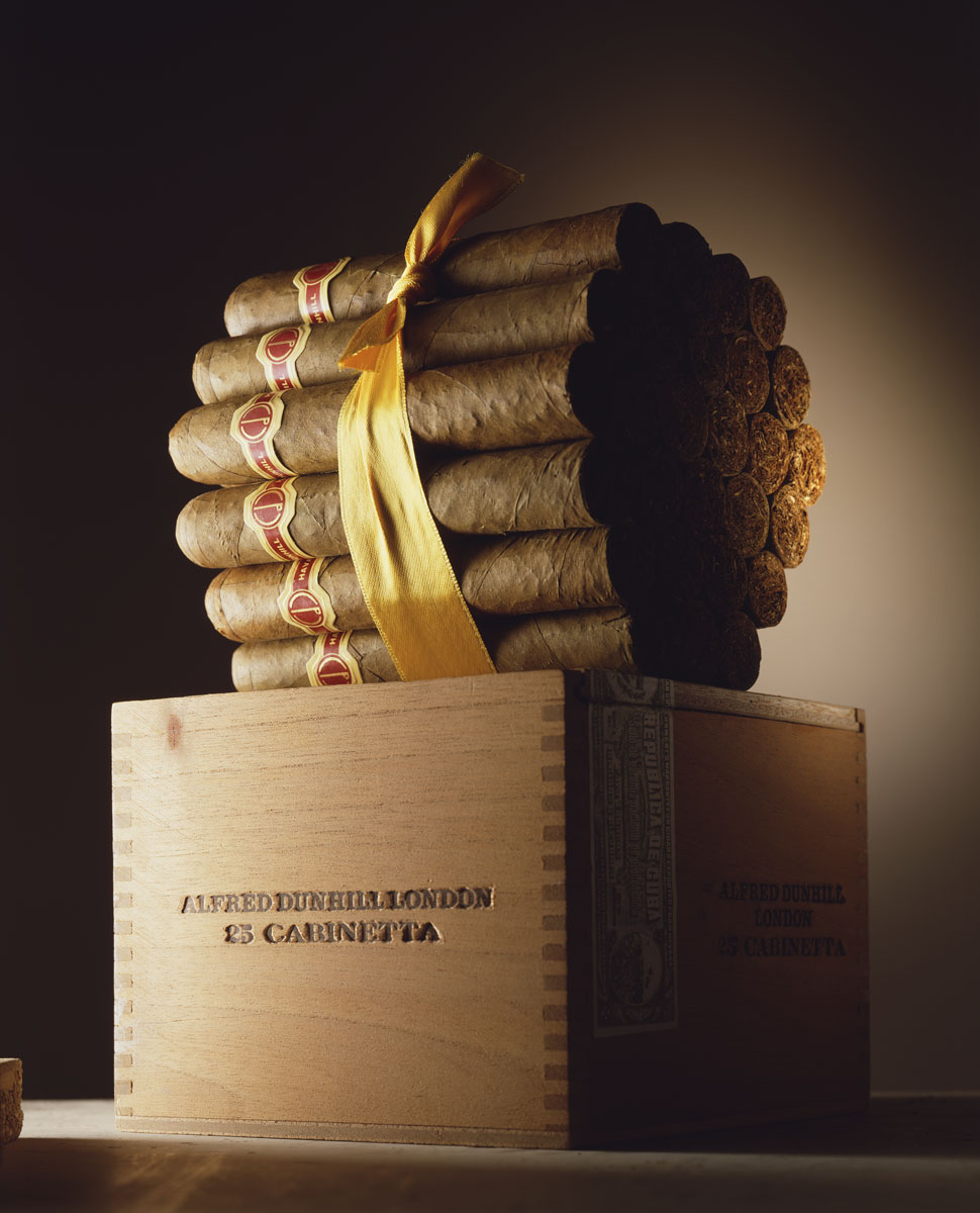 La photographie montre un paquet de cigares enrubanné.