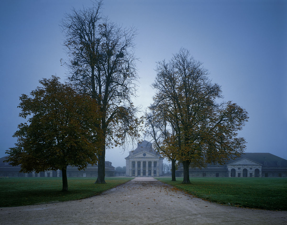 La photographie est une vue automnale de la saline depuis l'entrée