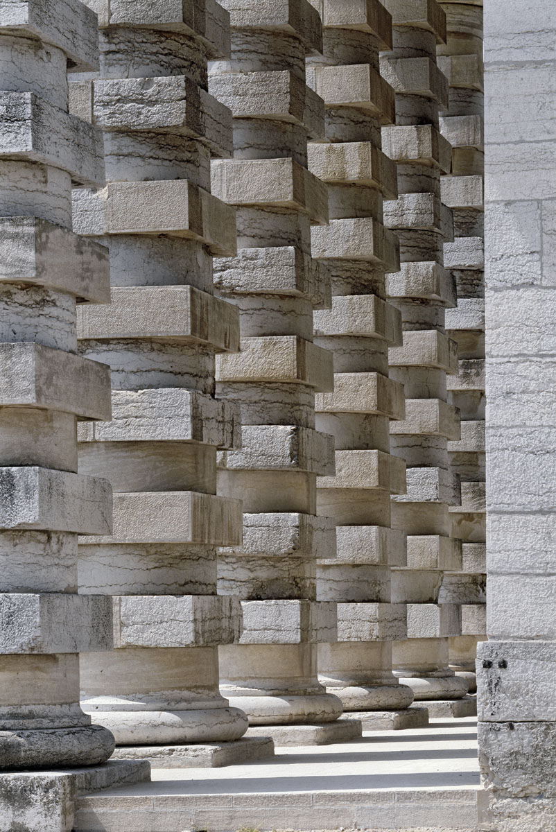 La photographie montre la colonnade de la maison du directeur de la saline.