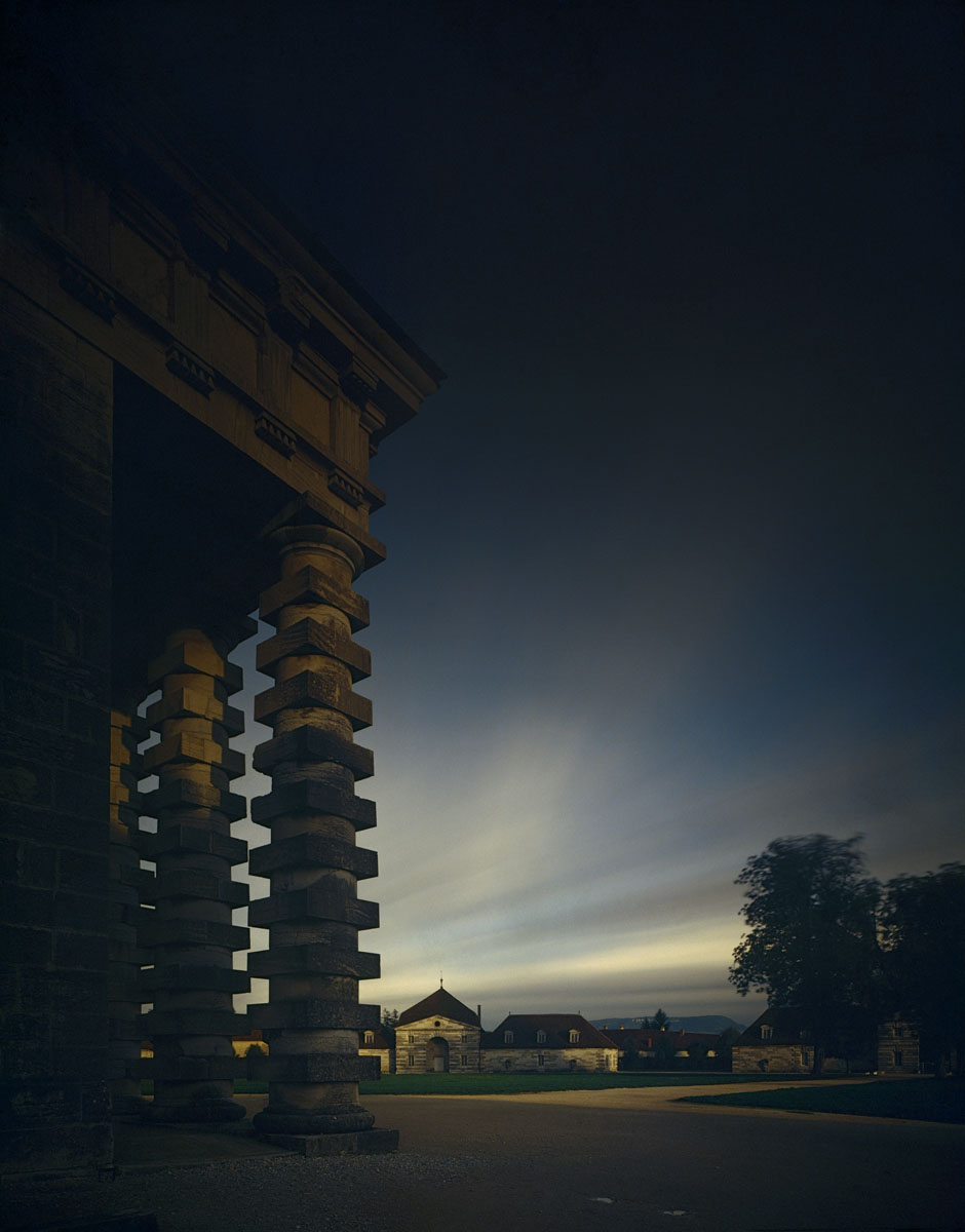 La photographie montre la colonnade de la maison du durecteur de la saline à la 