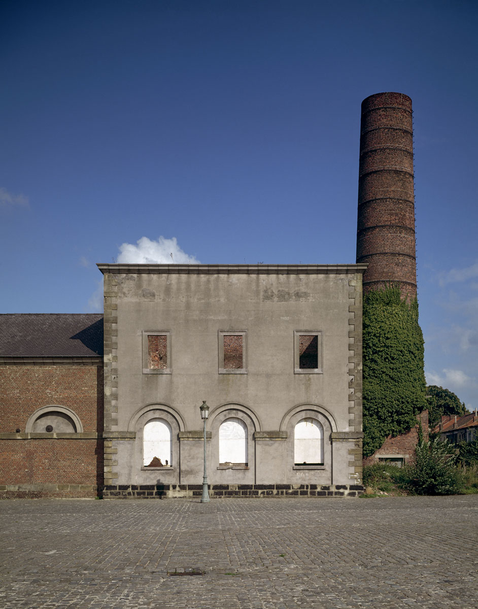 La photographie est une vue frontale d'un bâtiment abandonné.