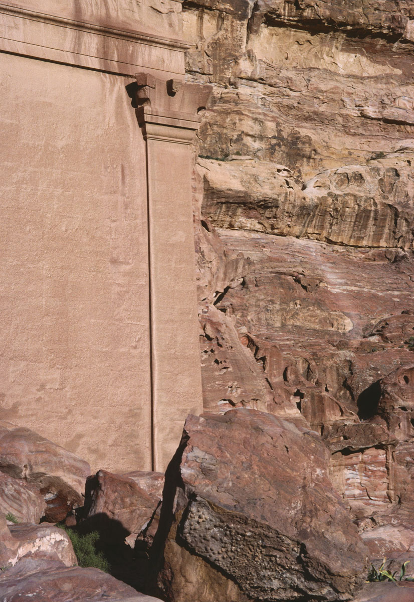 La photographie montre un pilastre taillé dans le rocher.