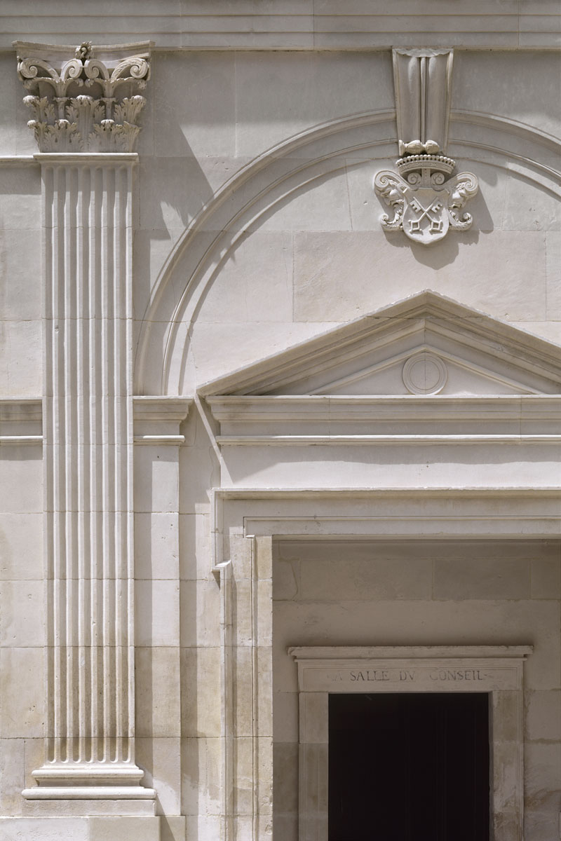 La photographie montre un élément des façades de la cour du château.