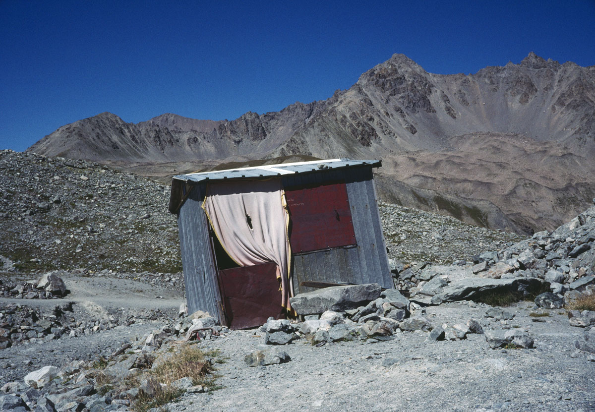 La photographie montre une cabane dans une moraine de glacier.
