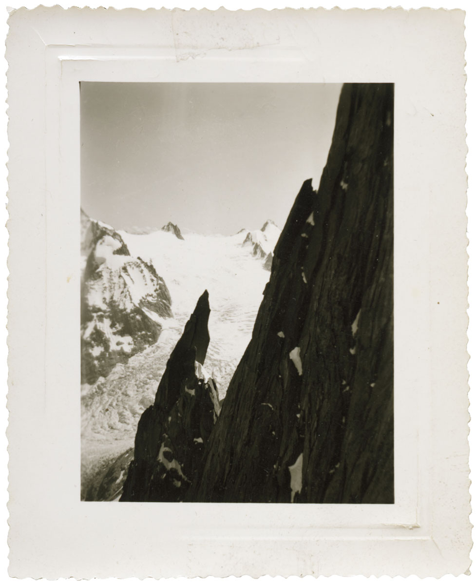 La photographie est un paysage de montagnes enneigées.