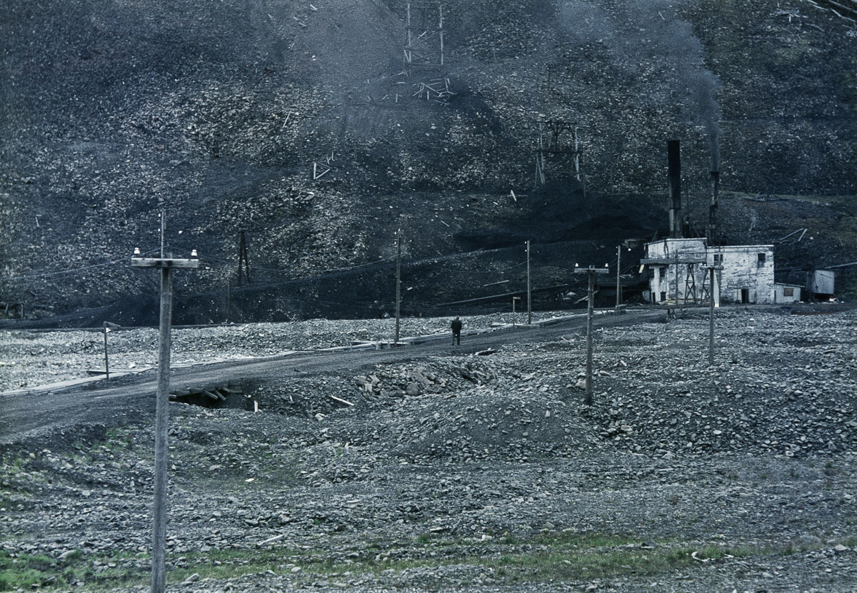 La photographie montre un paysage désolé du Spitzberg.