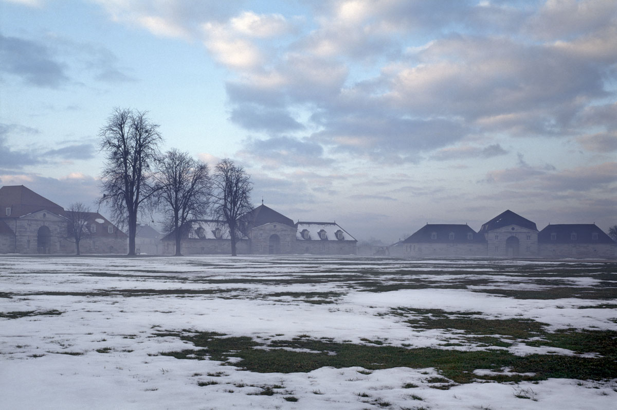 La photographie est une vue extérieure de la saline enneigée.