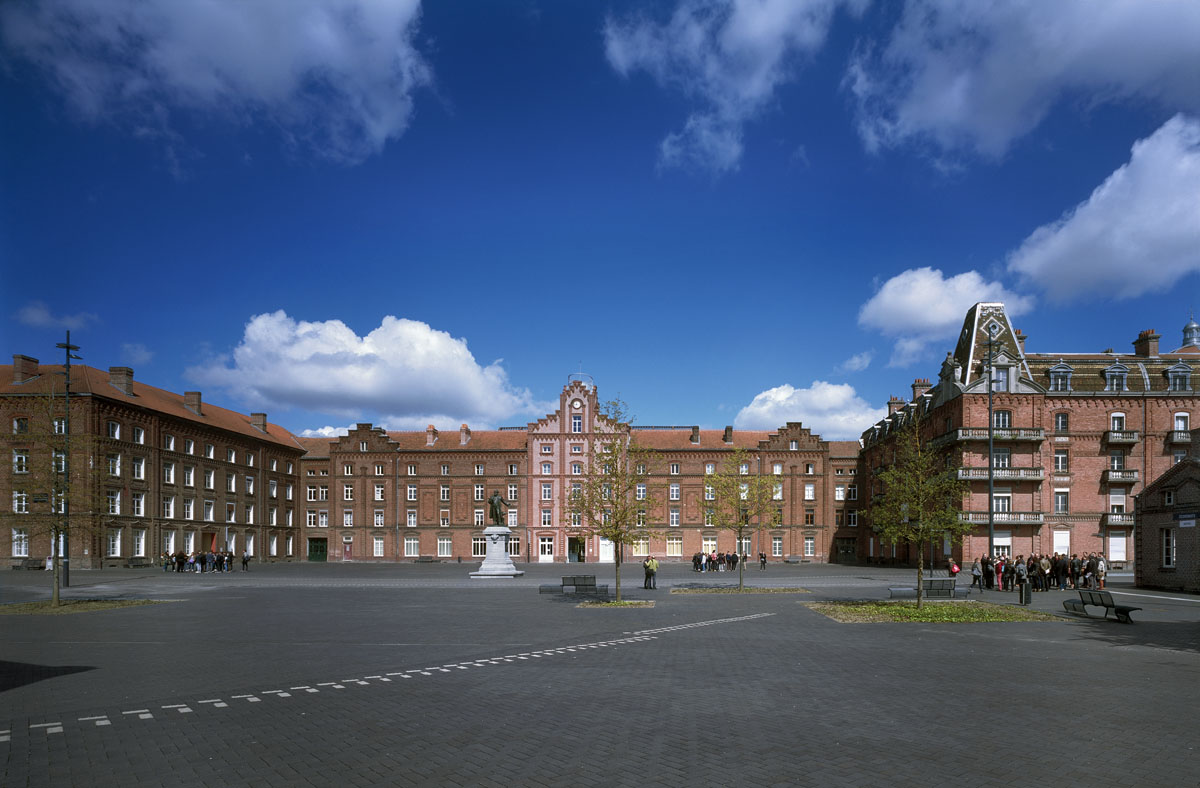 La photographie montre la place et le Palais social du Familistère.