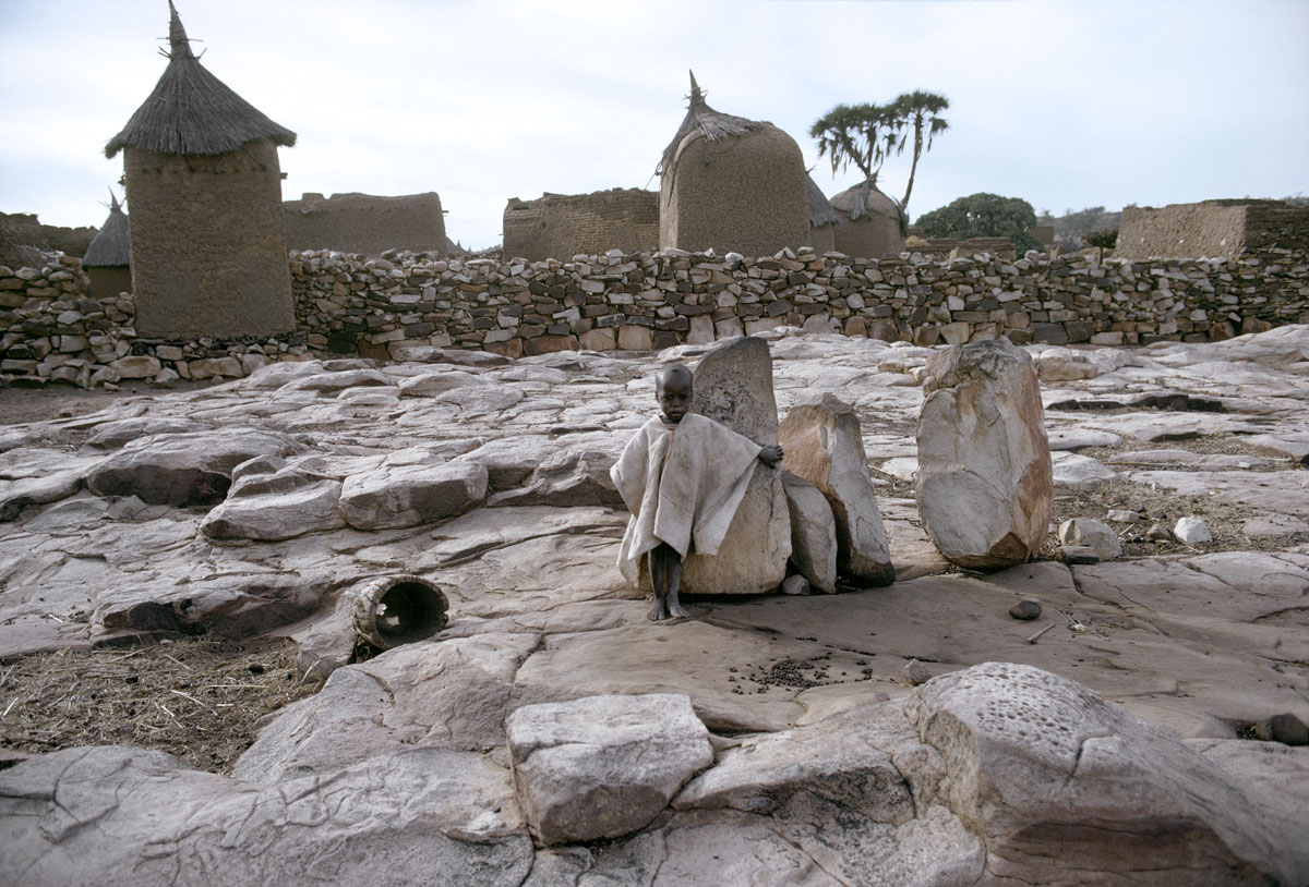 La photographie montre un village de maisons en terre.