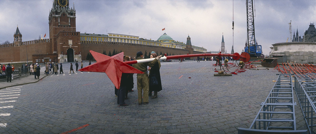 La photographie montre les préparatifs du Premier mai devant le Kremlin