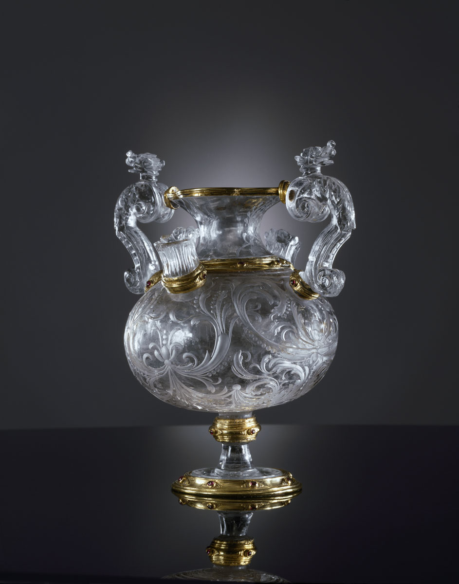 La photographie montre un vase en cristal.