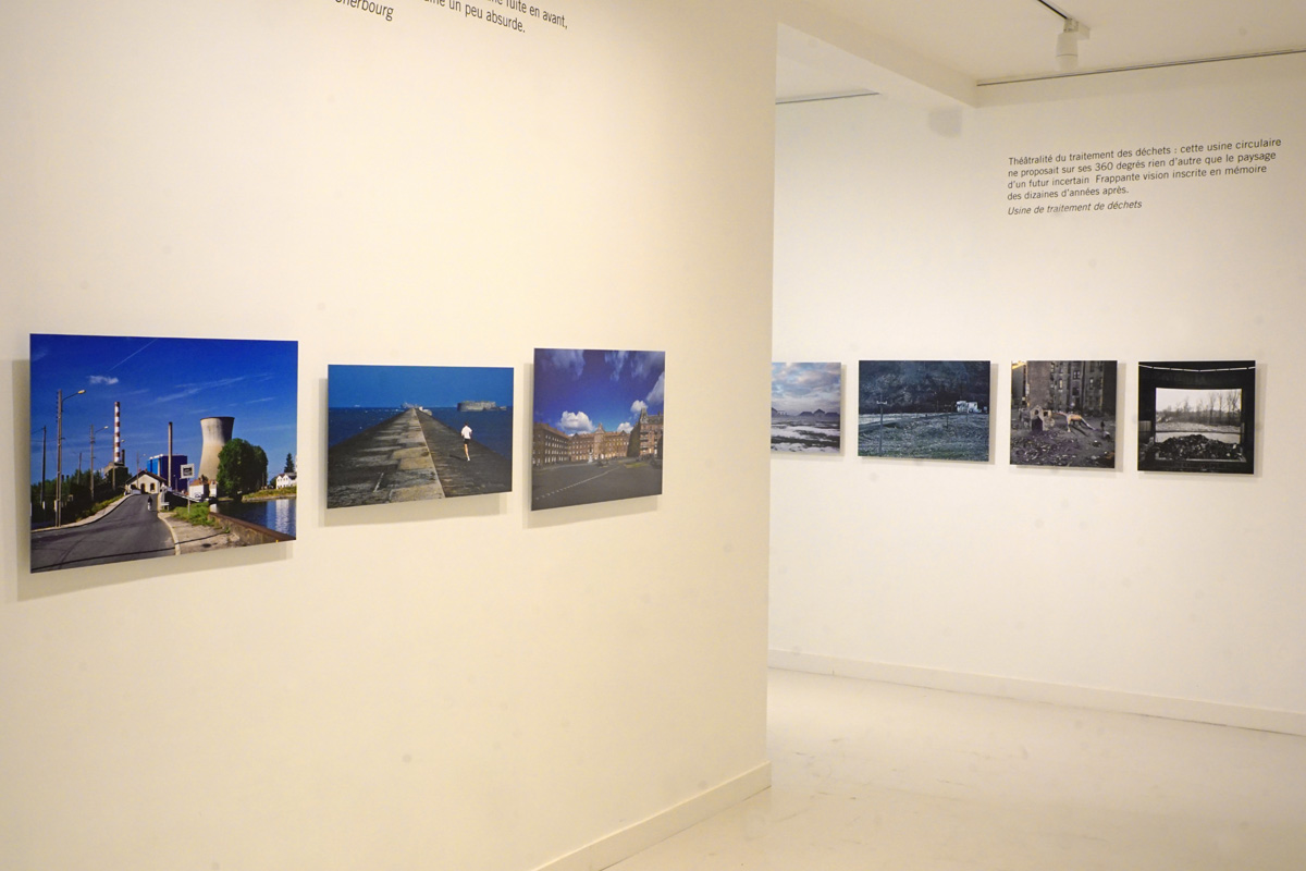 La photographie est une vue de la troisième salle de l'exposition.
