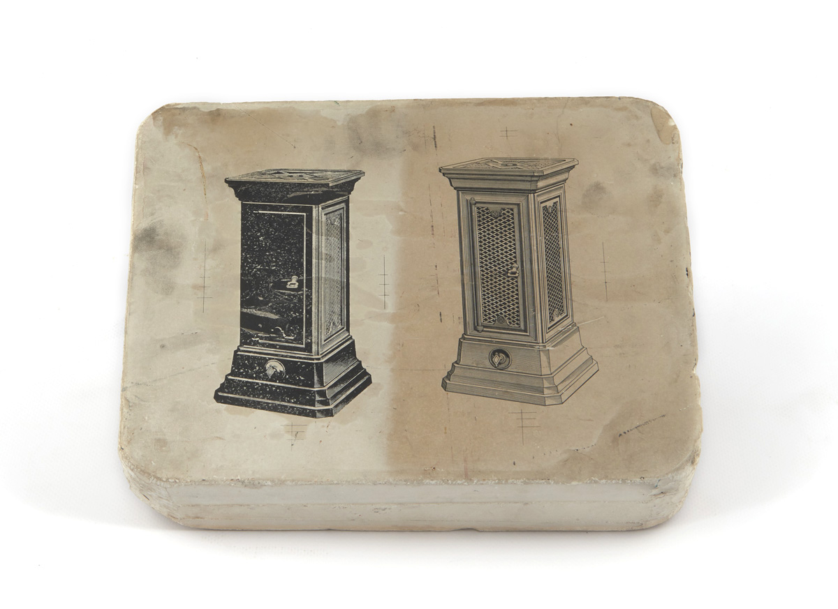 La pierre lithographique est ornée de deux dessins d'appareils de chauffage.