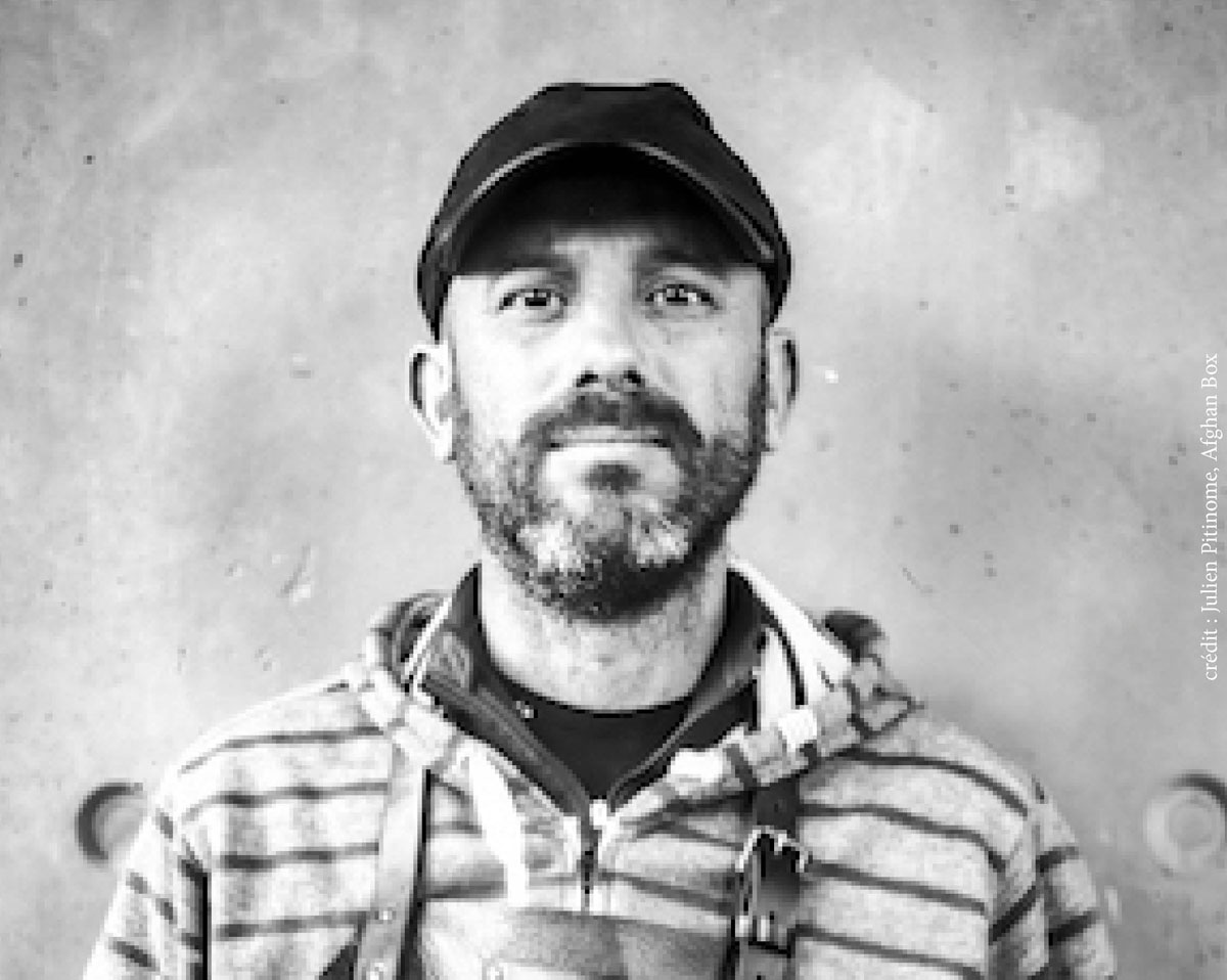 Portrait en buste d'un homme barbu à casquette