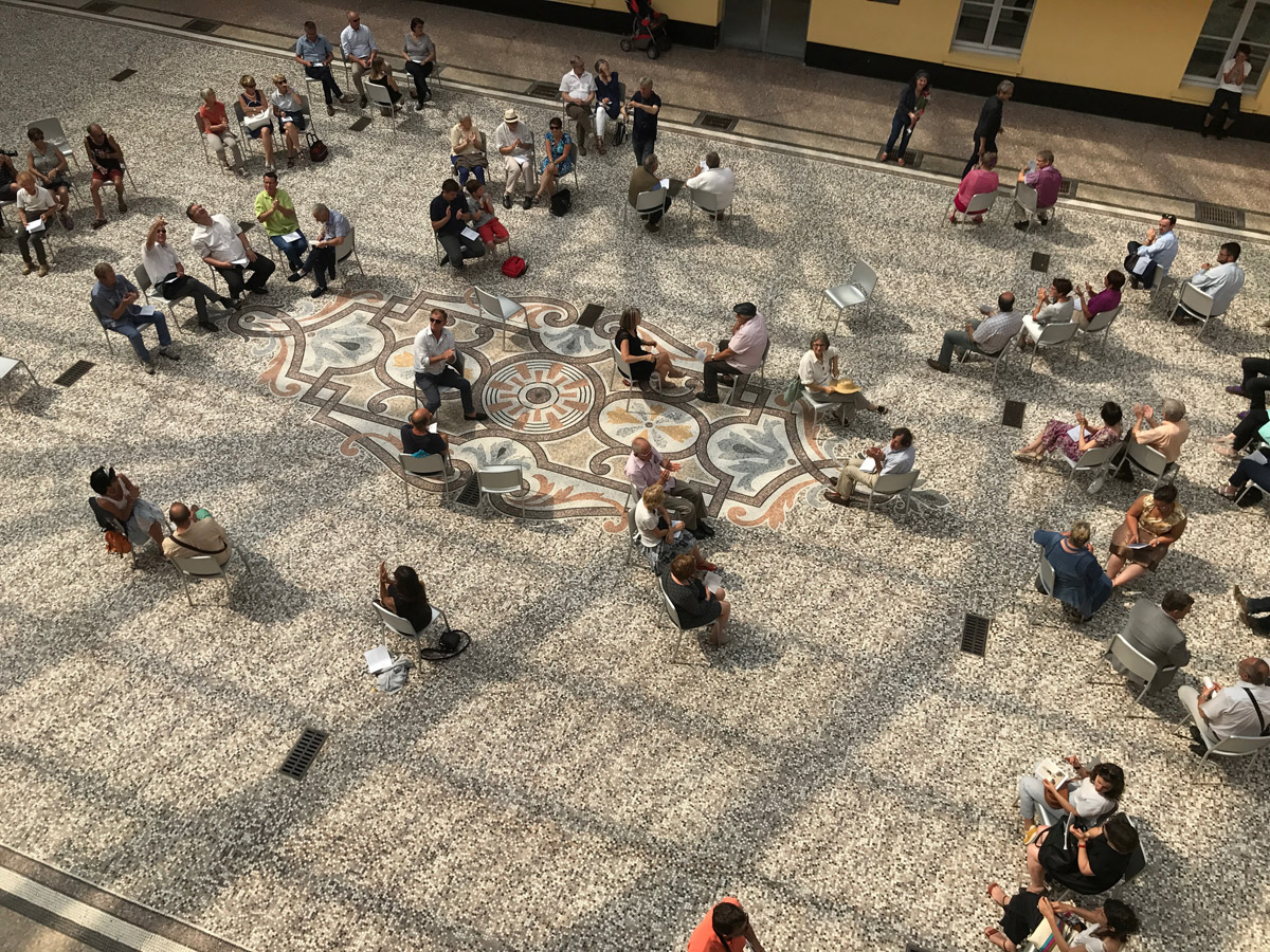 La photographie est une vue plongeante sur des gens assis sur des chaises dans l