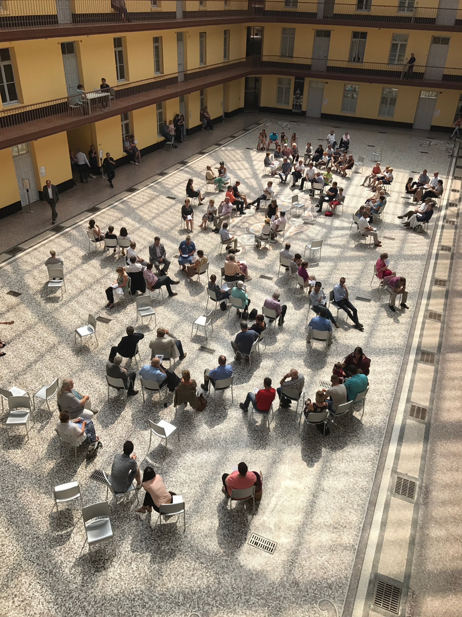 La photographie est une vue plongeante sur des gens assis sur des chaises dans l