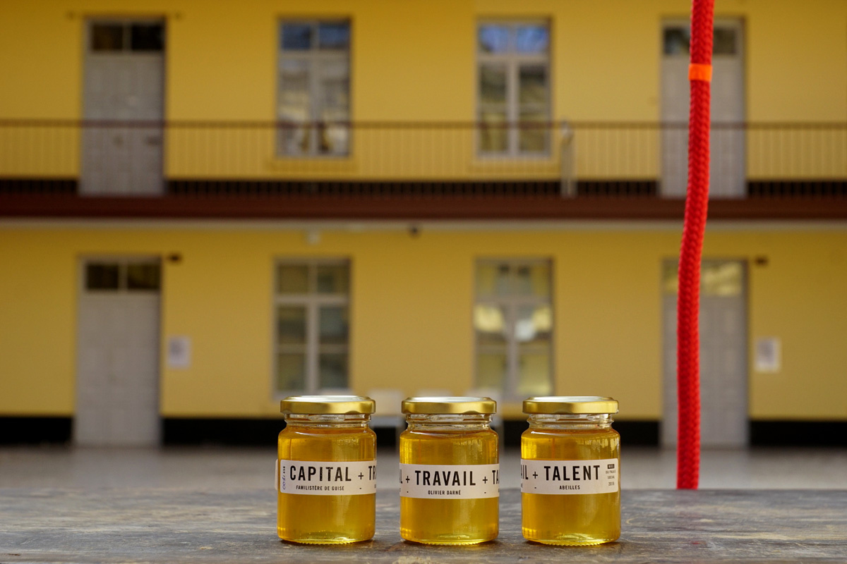 Pots de miel du Familistère dans la cour du pavillon central