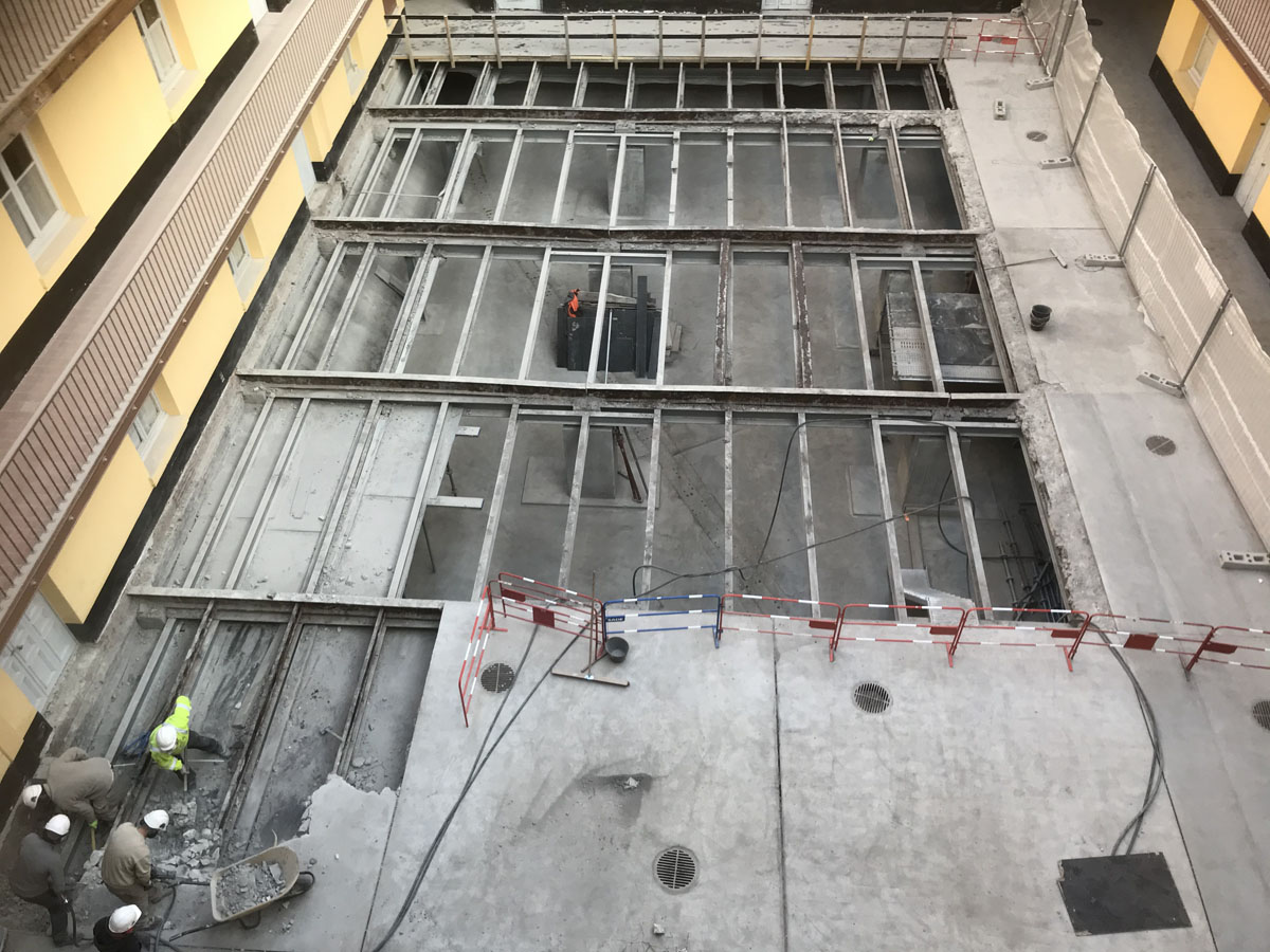 Vue en plongée du chantier de restauration du sol d ela cour de l'aile droite.