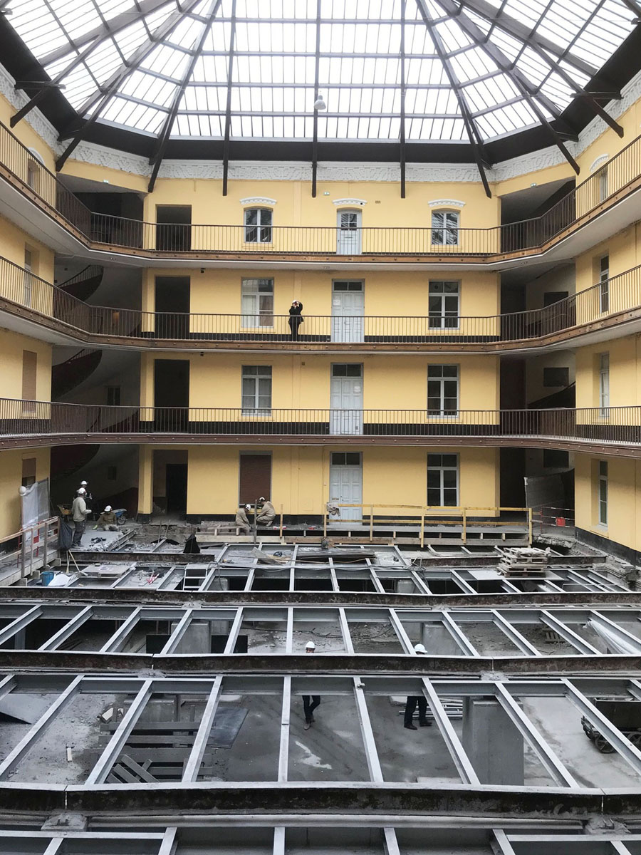 Vue générakle du chantier de restauration de la cour de l'aile droite.