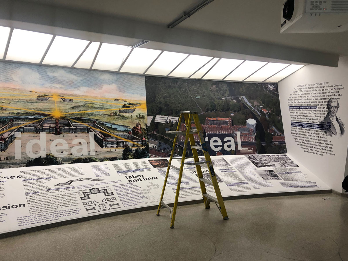 Vue de l'installation d'une exposition temporaire.