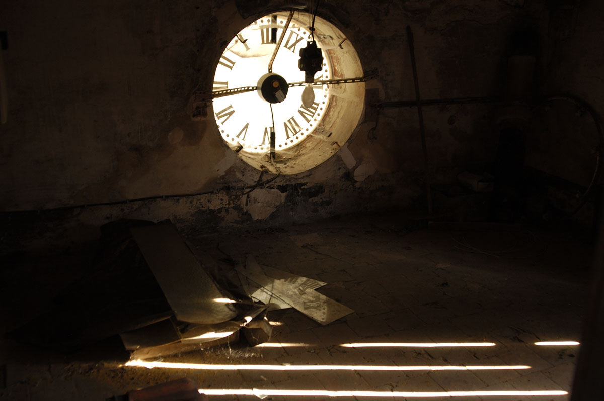 Vue de l'envers du cadran de l'horloge du Familistère