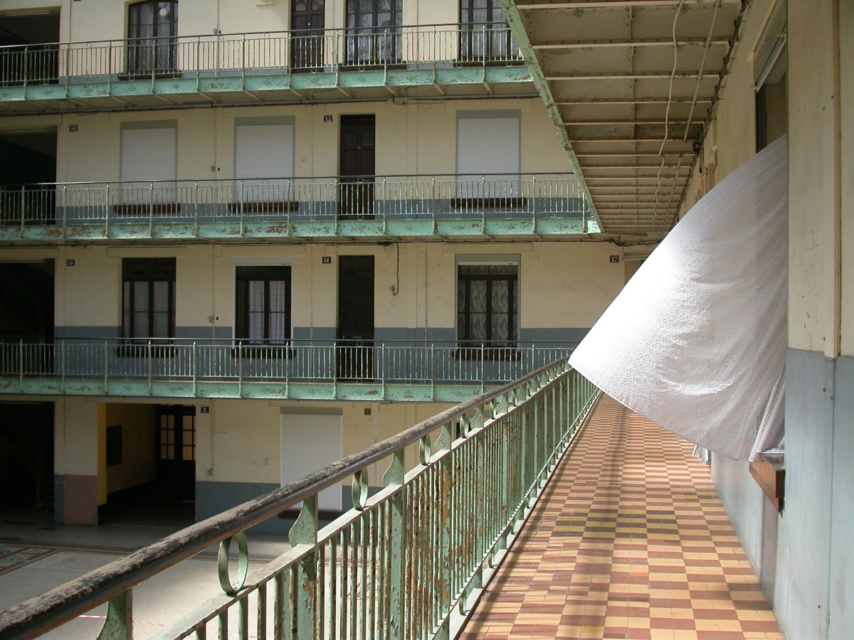 Vue du rideau d'un appartement gonflé par le vent