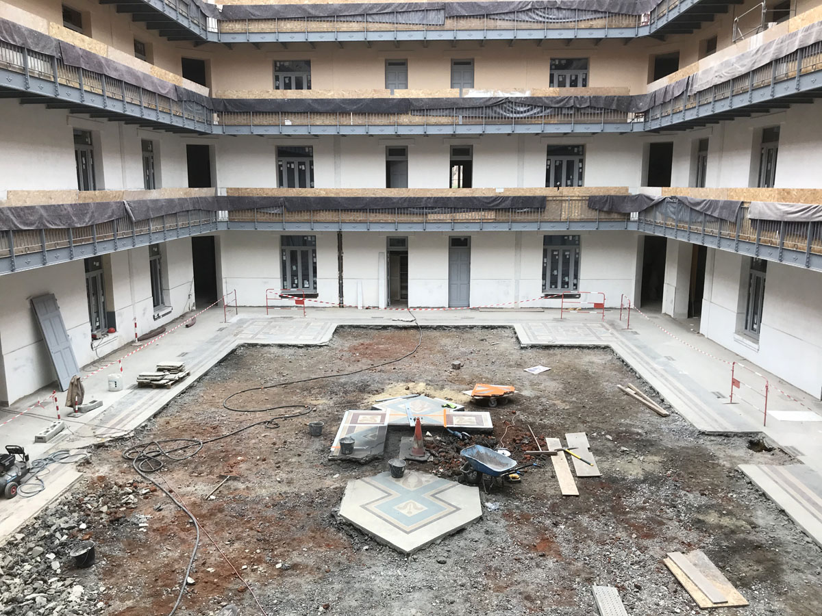 Vue du chantier dans la cour.