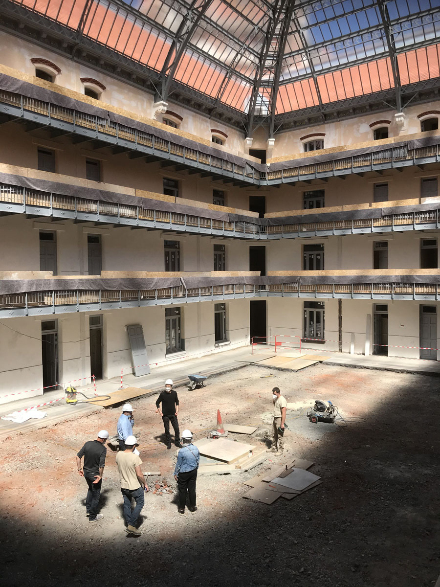 Vue du chantier de la cour intérieure de l'aile gauche du Palais social